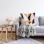 Beyaz Zemin Üzerinde Renkli Geometrik Desenli Dijital Baskılı Modern Raşel Kadife Yastık Kılıfı Realhomes