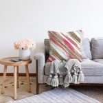 - Sonil-K-8229-Gorsel2 - Realhomes  Beyaz Zemin Üzerinde Renkli Soyut Desenli Raşel Kadife Yastık Kırlent Kılıfı Realhomes