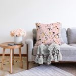 - Sonil-K-8230-Gorsel2 - Realhomes Renkli Zemin Üzerinde Gold Detaylı Siyah Puantiyeli Raşel Kadife Yastık Kırlent Kılıfı Realhomes