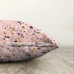 - Sonil-K-8230-Gorsel3 - Realhomes Renkli Zemin Üzerinde Gold Detaylı Siyah Puantiyeli Raşel Kadife Yastık Kırlent Kılıfı Realhomes