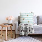 Beyaz Zemin Üzerinde Renkli Çizgili Gold Detaylı Kalp Desenli Raşel Kadife Kırlent Kılıfı Realhomes