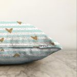 Beyaz Zemin Üzerinde Renkli Çizgili Gold Detaylı Kalp Desenli Raşel Kadife Kırlent Kılıfı Realhomes