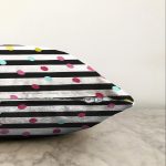 - Sonil-K-8232-Gorsel3 - Realhomes Beyaz Zemin Üzerinde Yatay Çizgili Renkli Puantiyeli Raşel Kadife Yastık Kırlent Kılıfı Realhomes