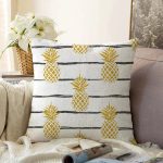 - Sonil-K-8234-Gorsel1 - Realhomes Beyaz Zemin Üzerinde Gold Renkli Ananas Desenli Modern Raşel Kadife Yastık Kırlent Kılıfı Realhomes