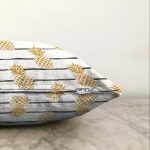 - Sonil-K-8234-Gorsel3 - Realhomes Beyaz Zemin Üzerinde Gold Renkli Ananas Desenli Modern Raşel Kadife Yastık Kırlent Kılıfı Realhomes