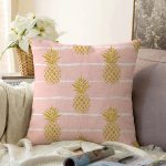 - Sonil-K-8235-Gorsel1 - Realhomes  Pastel Zemin Üzerinde Gold Renkli Anans Desenli Modern Raşel Kadife Yastık Kırlent Kılıfı Realhomes