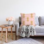 - Sonil-K-8235-Gorsel2 - Realhomes  Pastel Zemin Üzerinde Gold Renkli Anans Desenli Modern Raşel Kadife Yastık Kırlent Kılıfı Realhomes