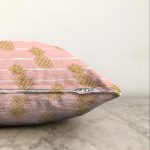 - Sonil-K-8235-Gorsel3 - Realhomes  Pastel Zemin Üzerinde Gold Renkli Anans Desenli Modern Raşel Kadife Yastık Kırlent Kılıfı Realhomes