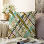 Beyaz Zemin Üzerinde Gold Detaylı Geometrik Desenli Raşel Kadife Yastık Kırlent Kılıfı Realhomes