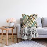 Beyaz Zemin Üzerinde Gold Detaylı Geometrik Desenli Raşel Kadife Yastık Kırlent Kılıfı Realhomes