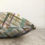 Beyaz Zemin Üzerinde Gold Detaylı Geometrik Desenli Raşel Kadife Yastık Kırlent Kılıfı Realhomes