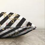 Beyaz Zemin Üzerinde Siyah Yatay Çizgili Gold Renkli Yazılı Raşel Kadife Yastık Kırlent Kılıfı Realhomes