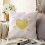 Beyaz Zemin Üzerinde Pembe Yatay Çizgili Gold Detaylı Kalp Desenli Raşel Kadife Yastık Kılıfı Realhomes