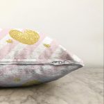 Beyaz Zemin Üzerinde Pembe Yatay Çizgili Gold Detaylı Kalp Desenli Raşel Kadife Yastık Kılıfı Realhomes