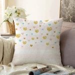 Beyaz Zemin Üzerinde Pembe Yatay Çizgili Gold Detaylı Kalp Desenli Raşel Kadife Yastık Kılıfı Realhomes