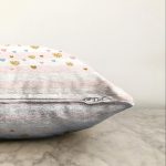 Beyaz Zemin Üzerinde Pembe Yatay Çizgili Gold Detaylı Kalp Desenli Raşel Kadife Yastık Kılıfı Realhomes