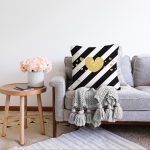 - Sonil-K-8241-Gorsel2 - Realhomes  Beyaz Zemin Üzerinde Siyah Yatay Çizgili Gold Detaylı Kalp Desenli Raşel Kadife Kırlent Kılıfı Realhomes