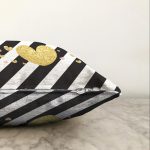 - Sonil-K-8241-Gorsel3 - Realhomes  Beyaz Zemin Üzerinde Siyah Yatay Çizgili Gold Detaylı Kalp Desenli Raşel Kadife Kırlent Kılıfı Realhomes