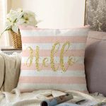 - Sonil-K-8242-Gorsel1 - Realhomes Beyaz Zemin Üzerinde Pembe Yatay Çizgili Gold Detaylı Hello Yazılı Raşel Kadife Yastık Kılıfı Realhomes