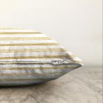 Beyaz Zemin Üzerinde Gold Detaylı Yatay Çizgili Modern Raşel Kadife Yastık Kırlent Kılıfı Realhomes