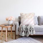 Beyaz Zeminli Pembe Yatay Çizgili Gold Detaylı Yıldız Desenli Raşel Kadife Kırlent Kılıfı Realhomes