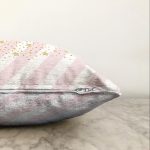 Beyaz Zeminli Pembe Yatay Çizgili Gold Detaylı Yıldız Desenli Raşel Kadife Kırlent Kılıfı Realhomes