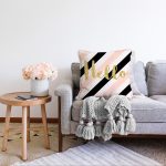 Beyaz Zemin Üzerinde Renkli Yatay Çizgili Gold Detaylı Hello Yazılı Raşel Kadife Yastık Kılıfı Realhomes