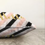 Beyaz Zemin Üzerinde Renkli Yatay Çizgili Gold Detaylı Hello Yazılı Raşel Kadife Yastık Kılıfı Realhomes