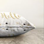 - Sonil-K-8246-Gorsel3 - Realhomes  Beyaz Zemin Üzerinde Gold Detaylı Hello Yazılı Modern Raşel Kadife Yastık Kırlent Kılıfı Realhomes