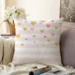 Beyaz Zemin Üzerinde Pembe Yatay Çizgili Gold Detaylı Kalp Desenli Raşel Kadife Kırlent Kılıfı Realhomes