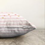 Beyaz Zemin Üzerinde Pembe Yatay Çizgili Gold Detaylı Kalp Desenli Raşel Kadife Kırlent Kılıfı Realhomes