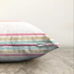 Beyaz Zemin Üzerinde Renkli Yatay Çizgili Gold Detaylı Raşel Kadife Yastık Kırlent Kılıfı Realhomes