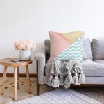 - Sonil-K-8250-Gorsel2 - Realhomes  Beyaz Zemin Üzerinde Renkli Geometrik Desenli Dijital Baskılı Modern Raşel Kadife Yastık Kılıfı Realhomes