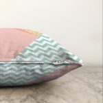 - Sonil-K-8250-Gorsel3 - Realhomes  Beyaz Zemin Üzerinde Renkli Geometrik Desenli Dijital Baskılı Modern Raşel Kadife Yastık Kılıfı Realhomes