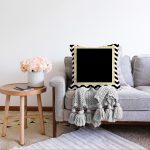 Beyaz Zemin Üzerinde Gold Detaylı Siyah Zigzag Desenli Raşel Kadife Yastık Kırlent Kılıfı Realhomes