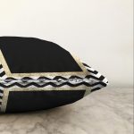 Beyaz Zemin Üzerinde Gold Detaylı Siyah Zigzag Desenli Raşel Kadife Yastık Kırlent Kılıfı Realhomes