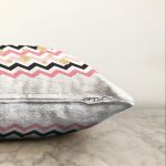 Beyaz Zemin Üzerinde Renkli Geometrik Zigzag Desenli Raşel Kadife Yastık Kırlent Kılıfı Realhomes