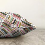 - Sonil-K-8253-Gorsel3 - Realhomes  Beyaz Zemin Üzerinde Renkli Geometrik Desenli Dijital Baskılı Modern Raşel Kadife Yastık Kılıfı Realhomes