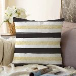 - Sonil-K-8255-Gorsel1 - Realhomes Beyaz Zemin Üzerinde Gold Detaylı Siyah Yatay Çizgili Raşel Kadife Yastık Kırlent Kılıfı Realhomes