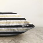 - Sonil-K-8255-Gorsel3 - Realhomes Beyaz Zemin Üzerinde Gold Detaylı Siyah Yatay Çizgili Raşel Kadife Yastık Kırlent Kılıfı Realhomes