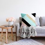 - Sonil-K-8259-Gorsel2 - Realhomes  Renkli Zemin Üzerinde Gold Detaylı Geometrik Çizimli Raşel Kadife Yastık Kırlent Kılıfı Realhomes