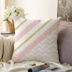 Renkli Zemin Üzerinde Gold Detaylı Geometrik Çizimli Raşel Kadife Yastık Kırlent Kılıfı Realhomes