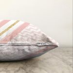 Renkli Zemin Üzerinde Gold Detaylı Geometrik Çizimli Raşel Kadife Yastık Kırlent Kılıfı Realhomes