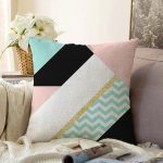 - Sonil-K-8261-Gorsel1 - Realhomes  Renkli Zemin Üzerinde Gold Detaylı Geometrik Çizimli Raşel Kadife Yastık Kırlent Kılıfı Realhomes