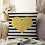 Beyaz Zemin Üzerinde Siyah Yatay Çizgili Gold Detaylı Kalp Desenli Raşel Kadife Kırlent Kılıfı Realhomes