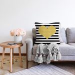 Beyaz Zemin Üzerinde Siyah Yatay Çizgili Gold Detaylı Kalp Desenli Raşel Kadife Kırlent Kılıfı Realhomes