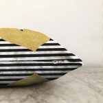 Beyaz Zemin Üzerinde Siyah Yatay Çizgili Gold Detaylı Kalp Desenli Raşel Kadife Kırlent Kılıfı Realhomes