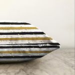 Beyaz Zemin Üzerinde Gold Detaylı Siyah Yatay Çizgili Raşel Kadife Yastık Kırlent Kılıfı Realhomes