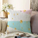 Beyaz Zemin Üzerinde Gold Detaylı Geometrik Desenli Raşel Kadife Yastık Kırlent Kılıfı Realhomes