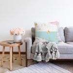 Beyaz Zemin Üzerinde Gold Detaylı Geometrik Desenli Raşel Kadife Yastık Kırlent Kılıfı Realhomes